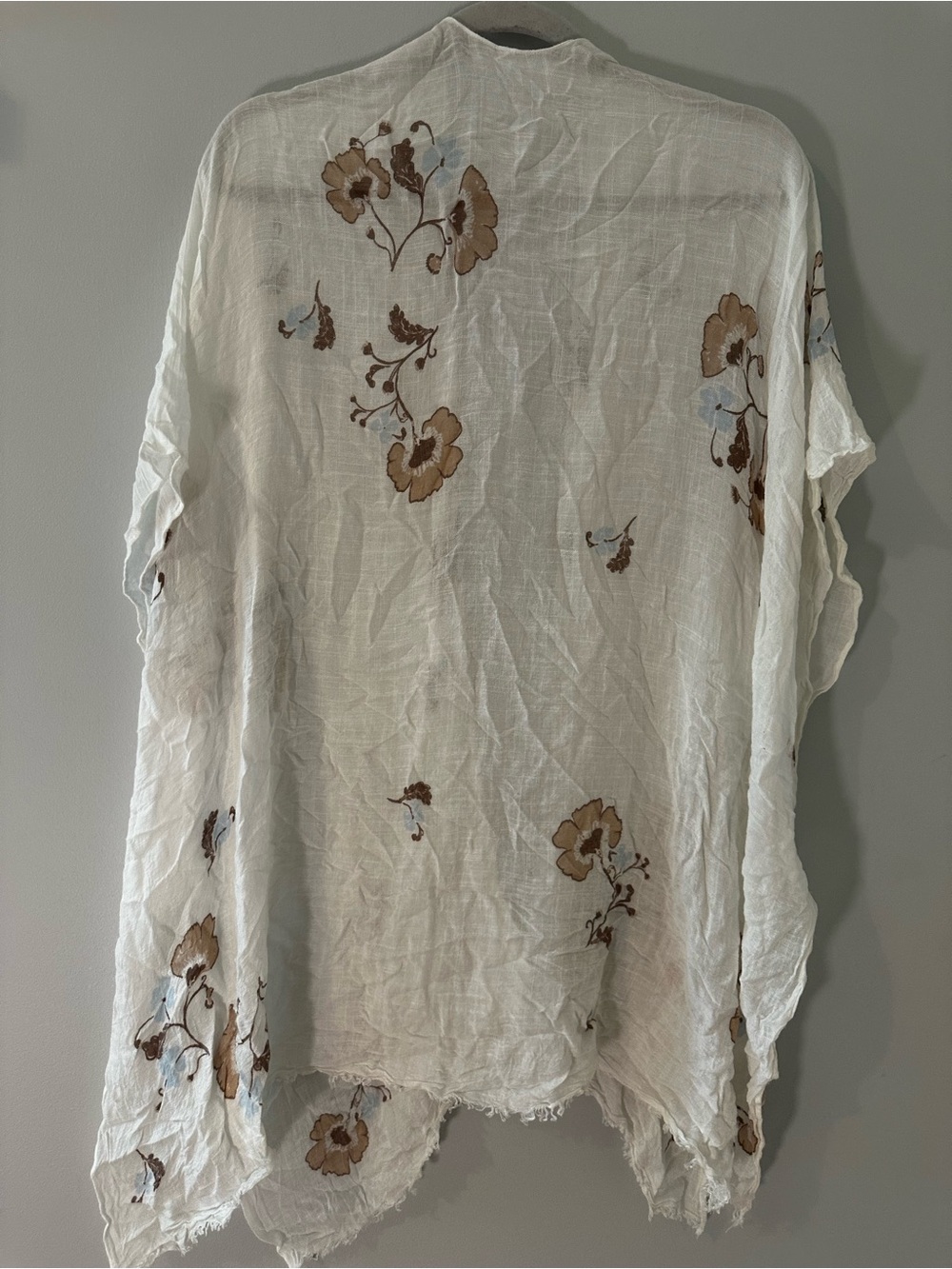 Gentle Fawn White Floral Lightweight kimono - Picture 2 of 3